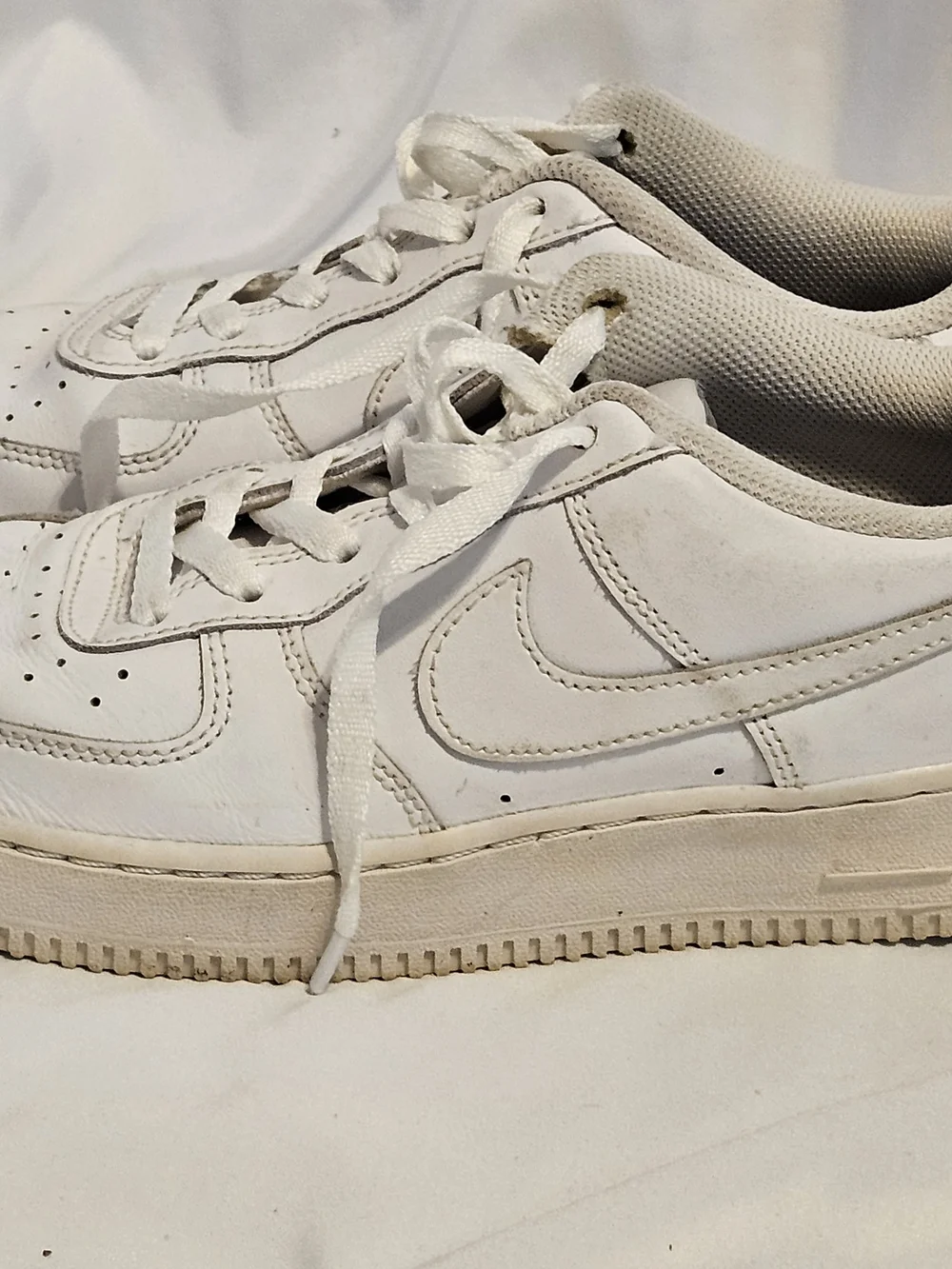 NIKE- Boys Airforce 1, White Athletic Sneakers - Classic Lace-Up SZ 6.5